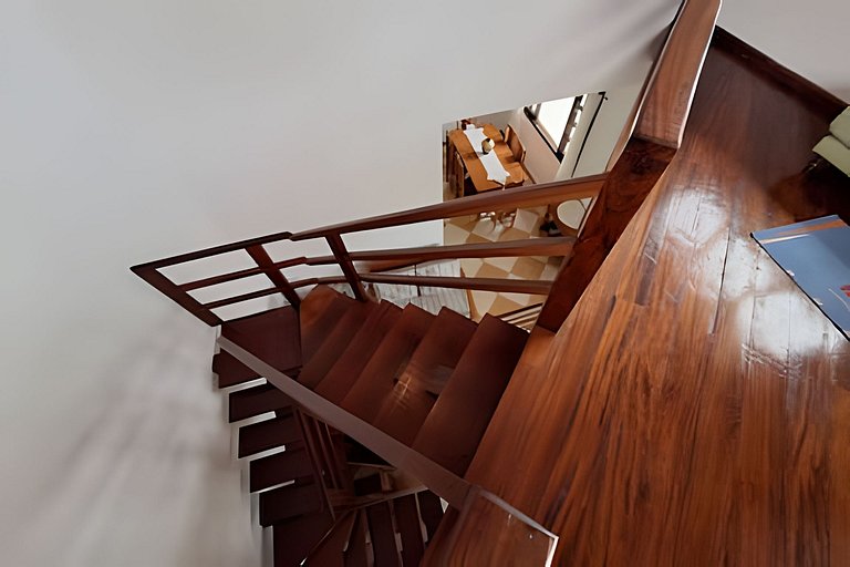 Casa c/ piscina e churrasqueira em condomínio.