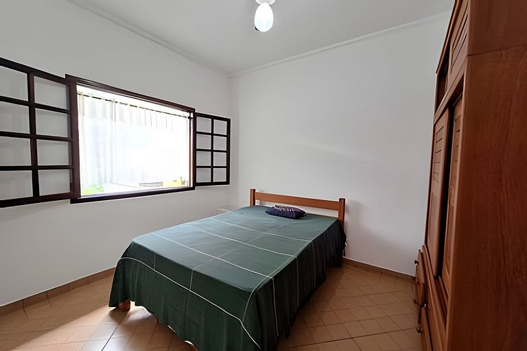 Casa c/ piscina e churrasqueira em condomínio.