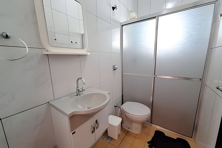 Casa c/ piscina e churrasqueira em condomínio.