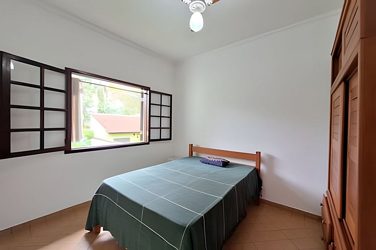 Casa c/ piscina e churrasqueira em condomínio.