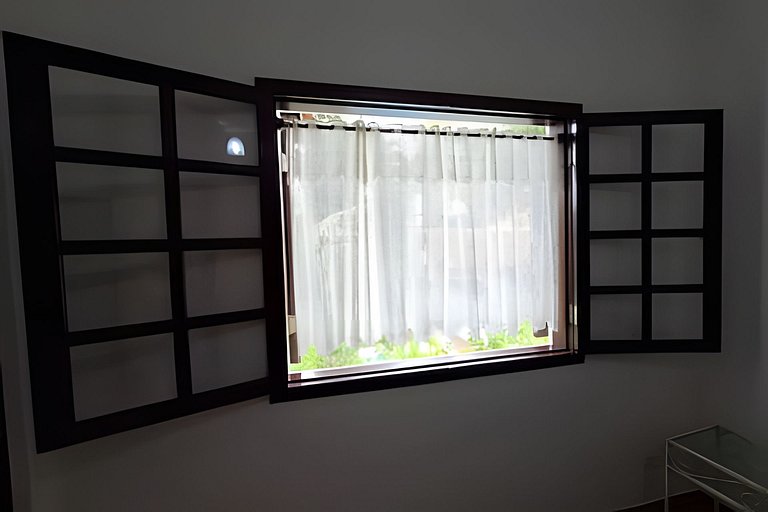 Casa c/ piscina e churrasqueira em condomínio.