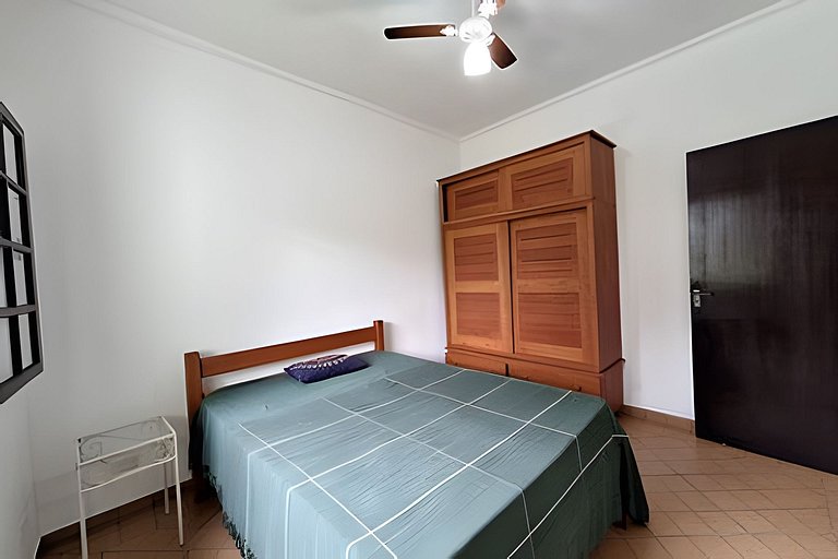 Casa c/ piscina e churrasqueira em condomínio.