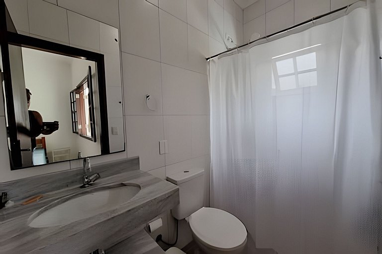 Casa c/ piscina e churrasqueira em condomínio.