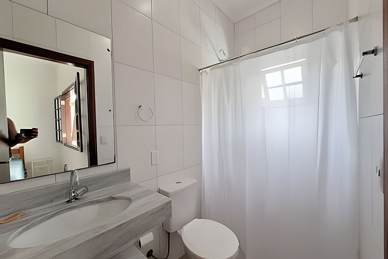 Casa c/ piscina e churrasqueira em condomínio.