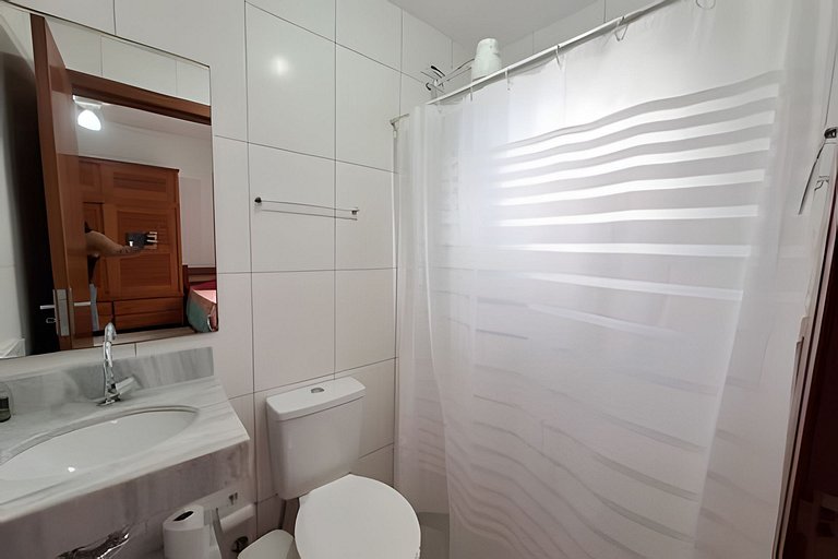 Casa c/ piscina e churrasqueira em condomínio.