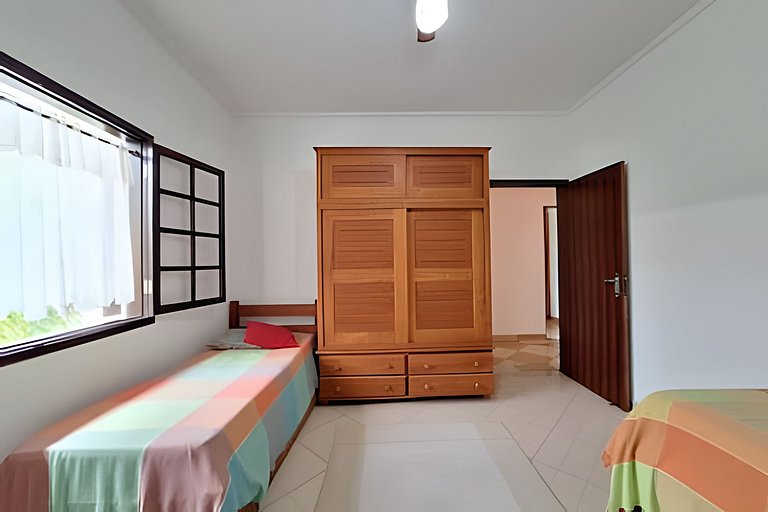 Casa c/ piscina e churrasqueira em condomínio.