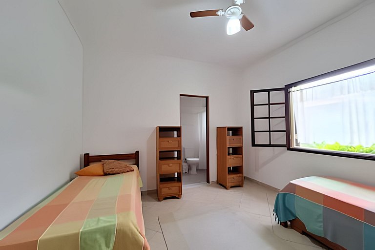 Casa c/ piscina e churrasqueira em condomínio.