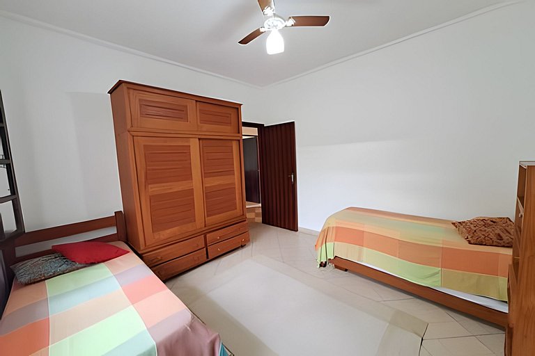 Casa c/ piscina e churrasqueira em condomínio.