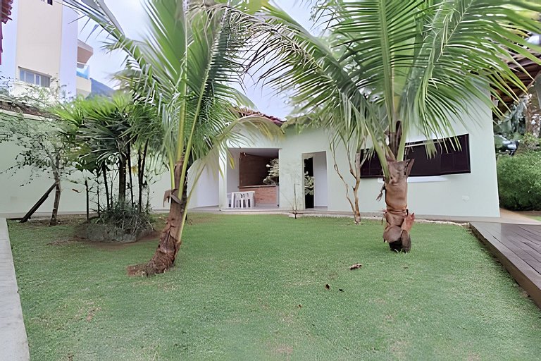 Casa c/ piscina e churrasqueira em condomínio.