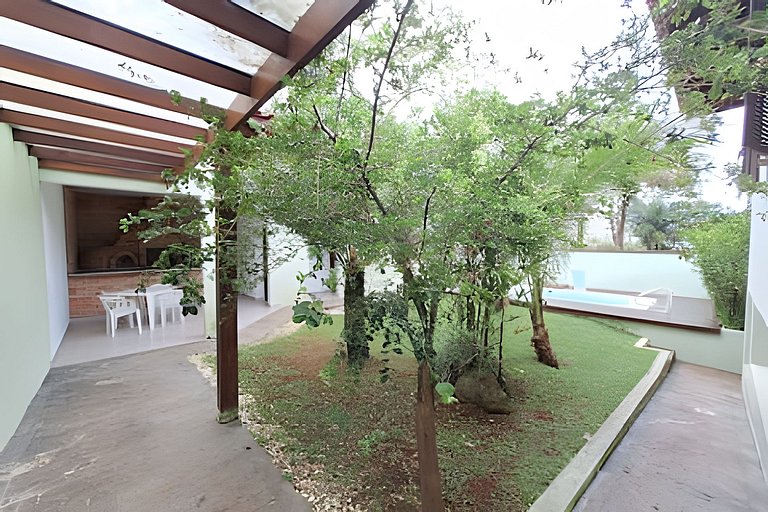 Casa c/ piscina e churrasqueira em condomínio.