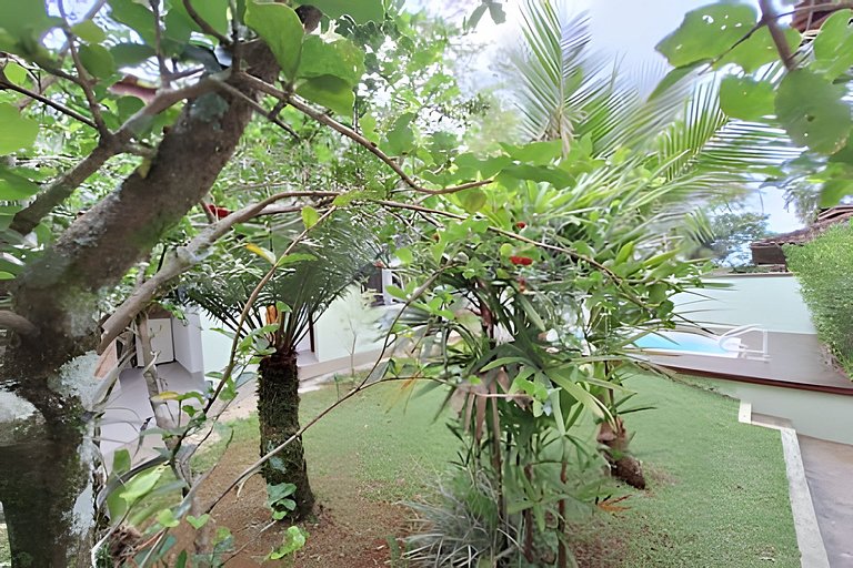 Casa c/ piscina e churrasqueira em condomínio.