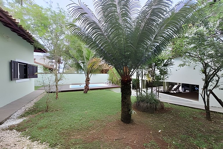 Casa c/ piscina e churrasqueira em condomínio.