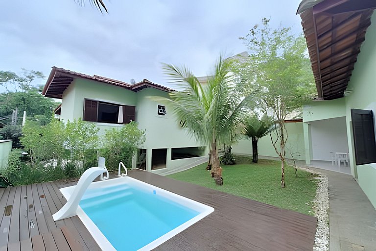 Casa c/ piscina e churrasqueira em condomínio.