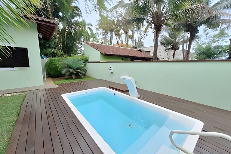 Casa c/ piscina e churrasqueira em condomínio.