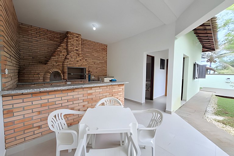 Casa c/ piscina e churrasqueira em condomínio.