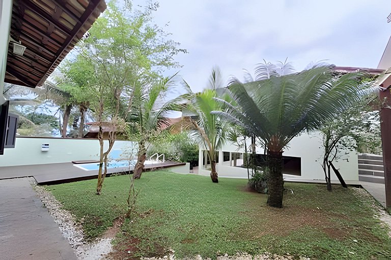 Casa c/ piscina e churrasqueira em condomínio.
