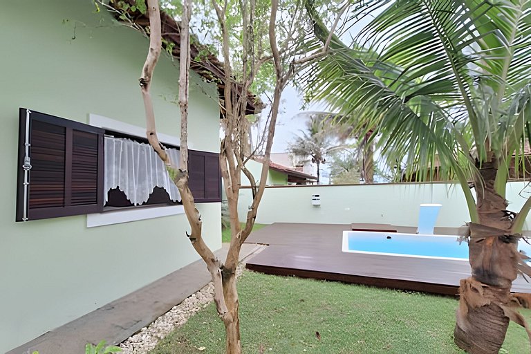 Casa c/ piscina e churrasqueira em condomínio.