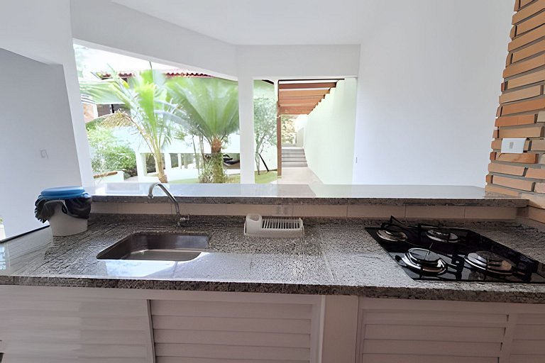 Casa c/ piscina e churrasqueira em condomínio.