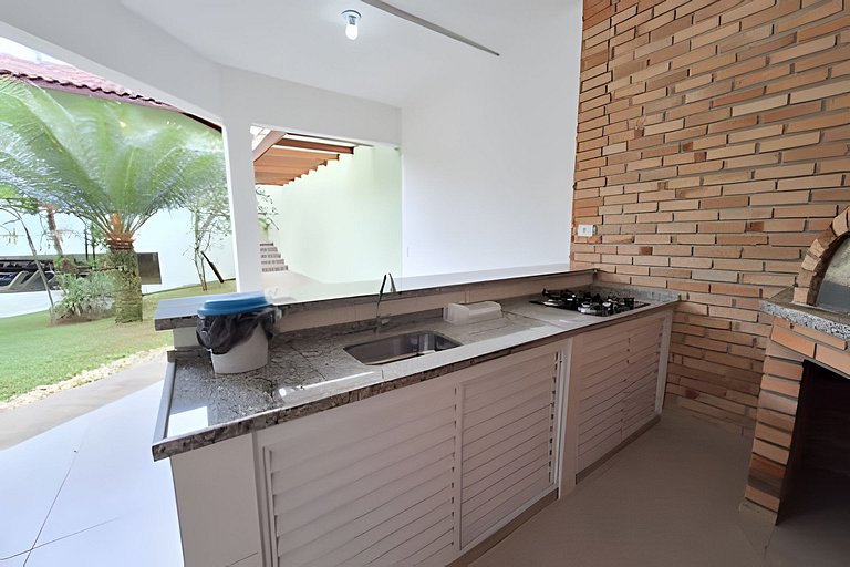 Casa c/ piscina e churrasqueira em condomínio.