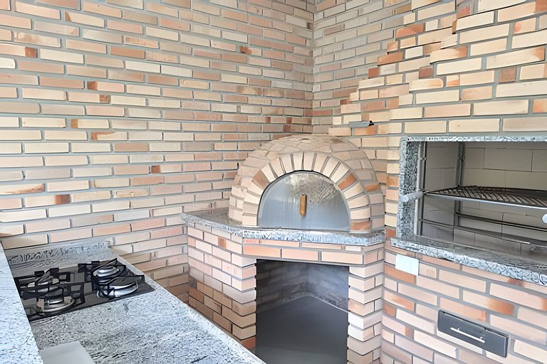 Casa c/ piscina e churrasqueira em condomínio.