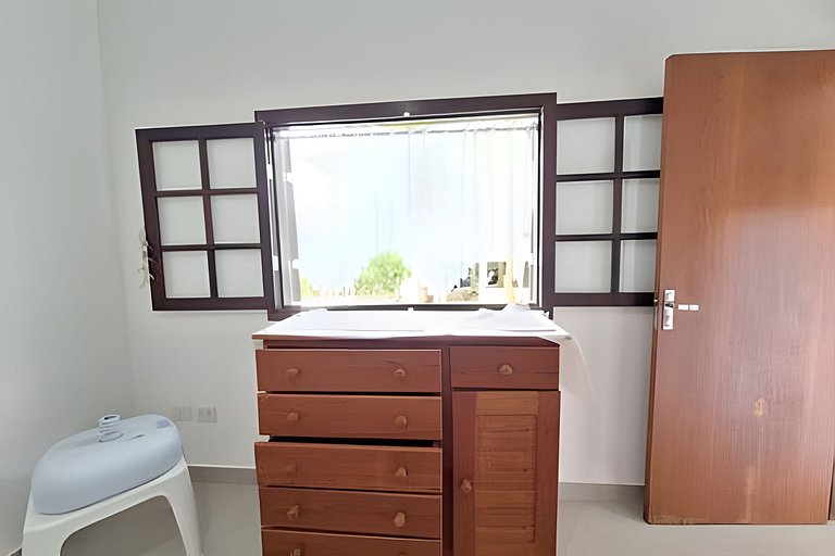 Casa c/ piscina e churrasqueira em condomínio.