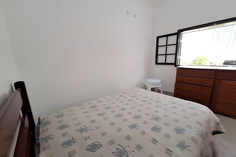 Casa c/ piscina e churrasqueira em condomínio.