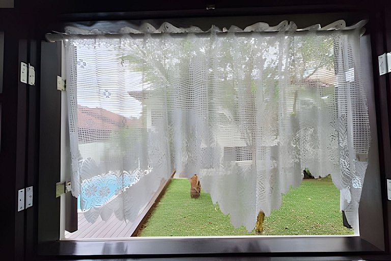 Casa c/ piscina e churrasqueira em condomínio.