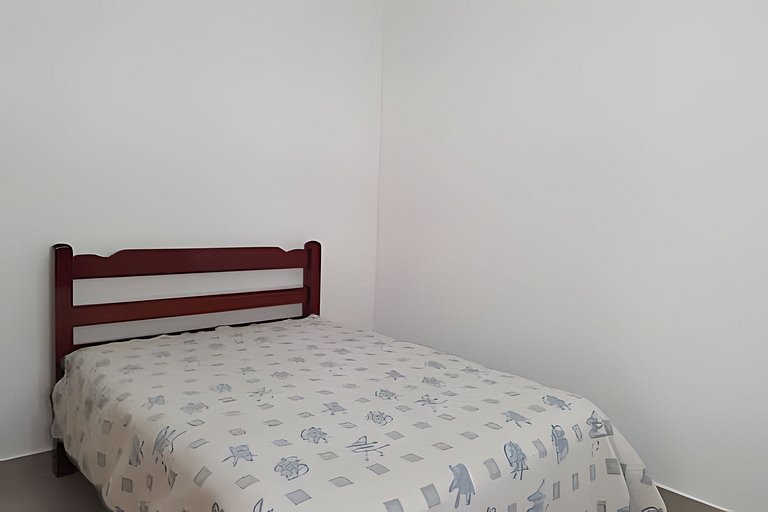 Casa c/ piscina e churrasqueira em condomínio.