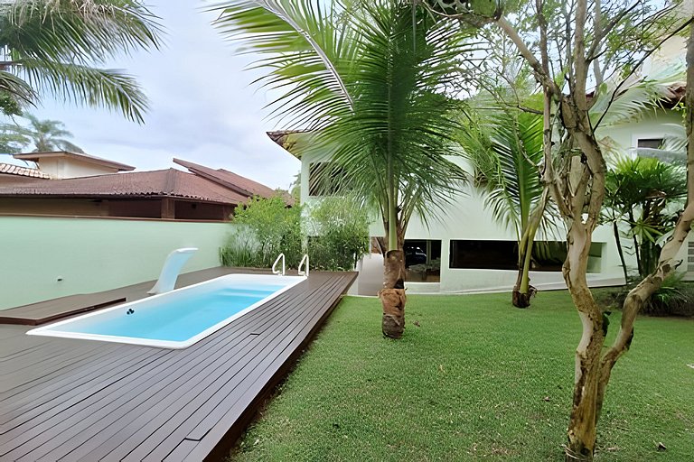 Casa c/ piscina e churrasqueira em condomínio.