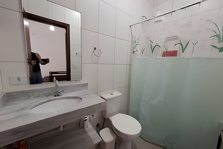 Casa c/ piscina e churrasqueira em condomínio.