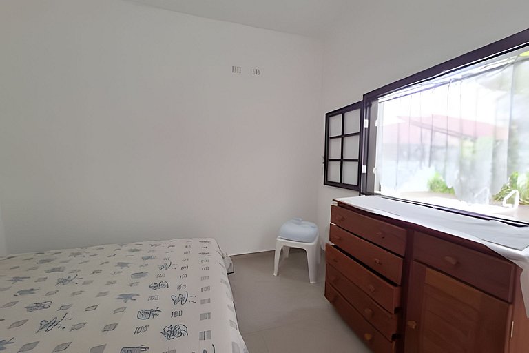 Casa c/ piscina e churrasqueira em condomínio.