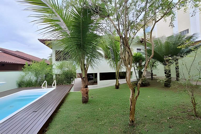 Casa c/ piscina e churrasqueira em condomínio.