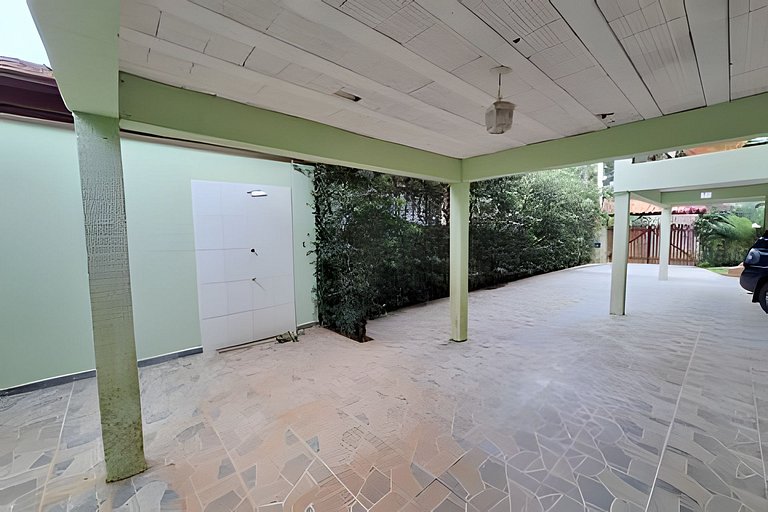 Casa c/ piscina e churrasqueira em condomínio.