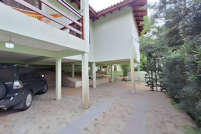 Casa c/ piscina e churrasqueira em condomínio.