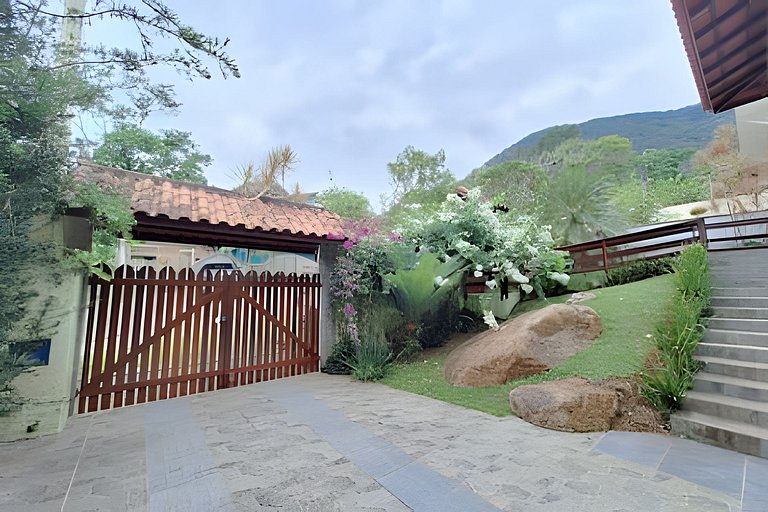 Casa c/ piscina e churrasqueira em condomínio.