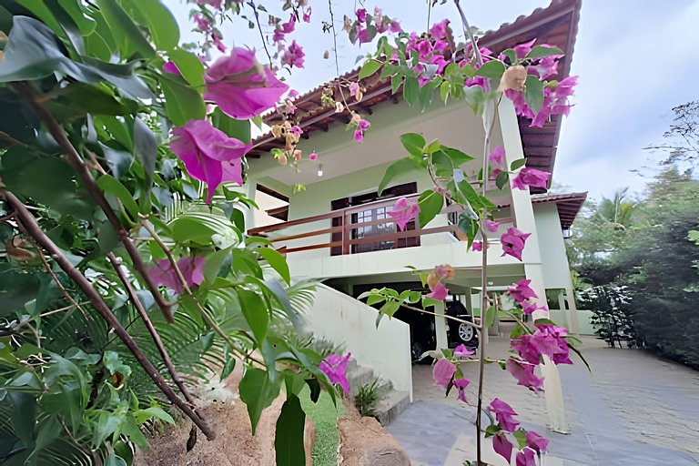 Casa c/ piscina e churrasqueira em condomínio.