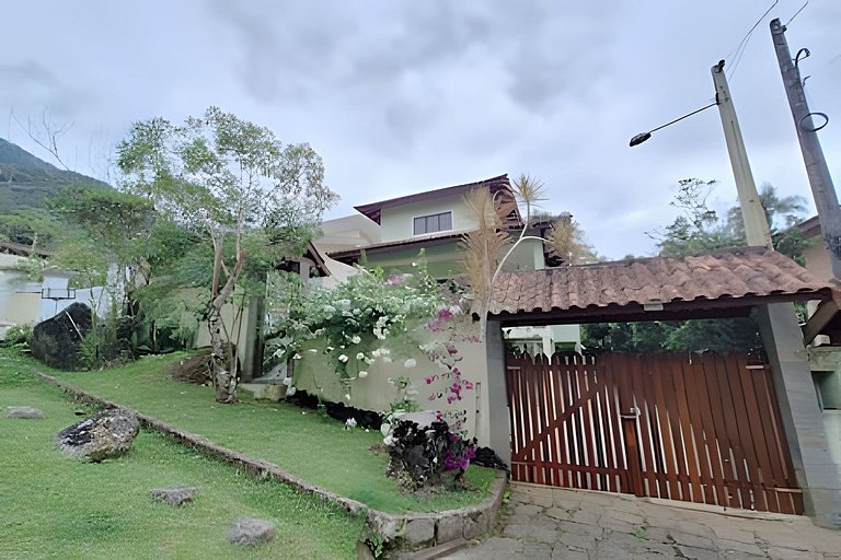 Casa c/ piscina e churrasqueira em condomínio.