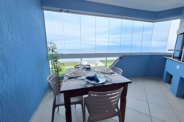 Apto c/ varanda e churrasqueira frente mar