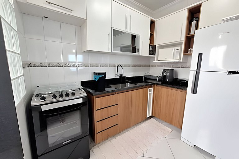 Apto c/ varanda e churrasqueira frente mar