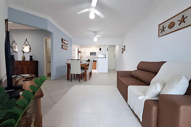 Apto c/ varanda e churrasqueira frente mar