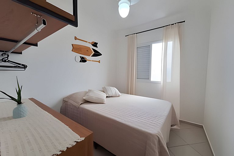 Apto c/ varanda e churrasqueira frente mar