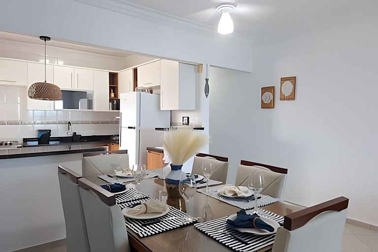 Apto c/ varanda e churrasqueira frente mar