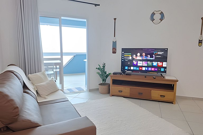 Apto c/ varanda e churrasqueira frente mar