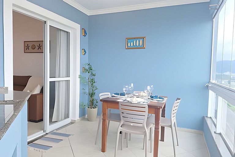 Apto c/ varanda e churrasqueira frente mar