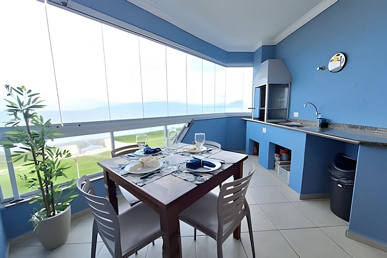 Apto c/ varanda e churrasqueira frente mar