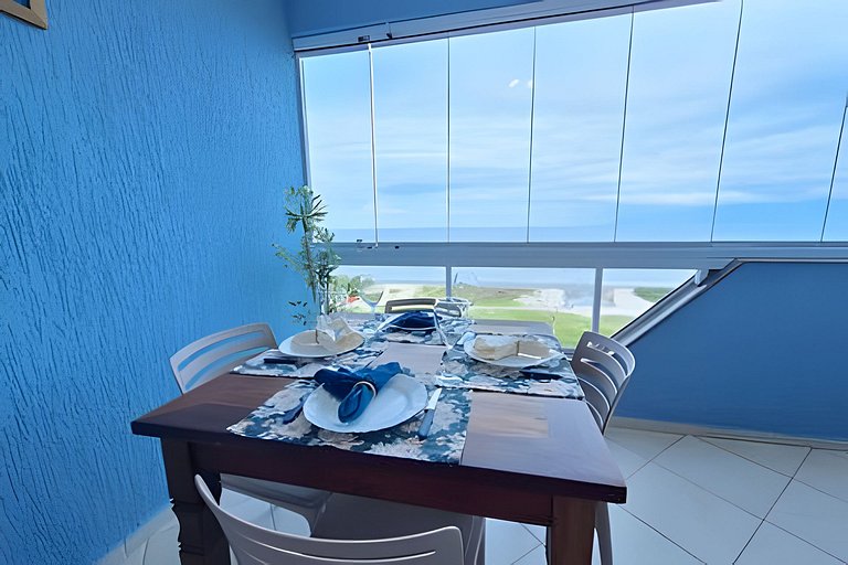 Apto c/ varanda e churrasqueira frente mar