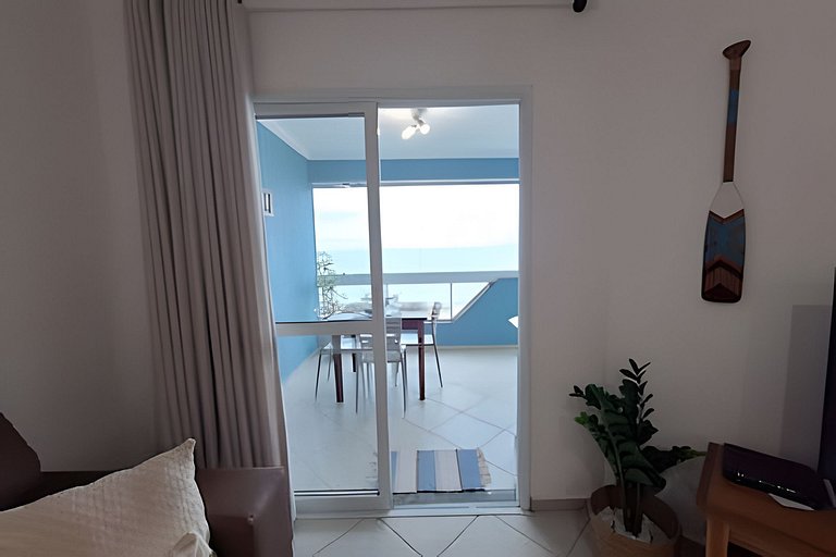 Apto c/ varanda e churrasqueira frente mar