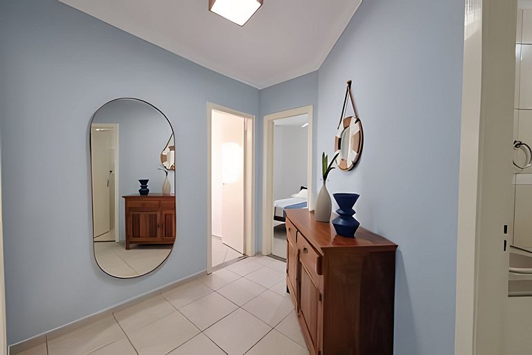 Apto c/ varanda e churrasqueira frente mar