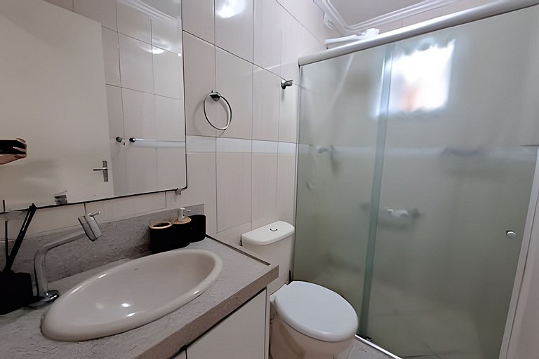 Apto c/ varanda e churrasqueira frente mar