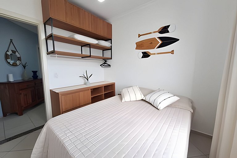 Apto c/ varanda e churrasqueira frente mar